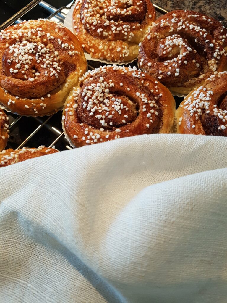 Elt deigen med Elvita kjøkkenmaskin så hever den bedre og blir til enda bedre kanelboller.