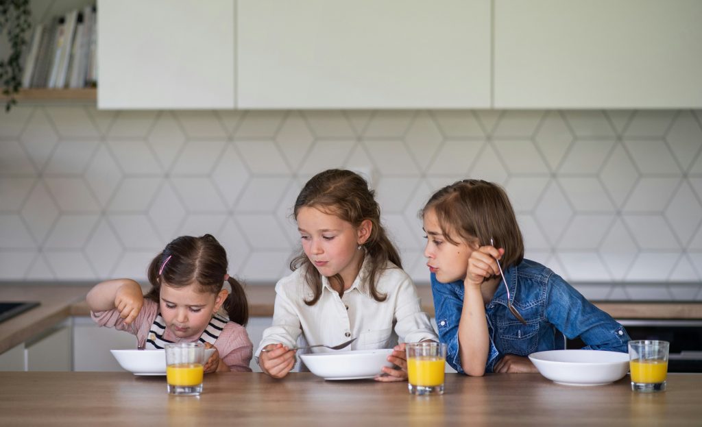 Når barna kommer hjem fra skolen, er de ofte sultne. La dem prøve noen oppskrifter de kan lage selv!