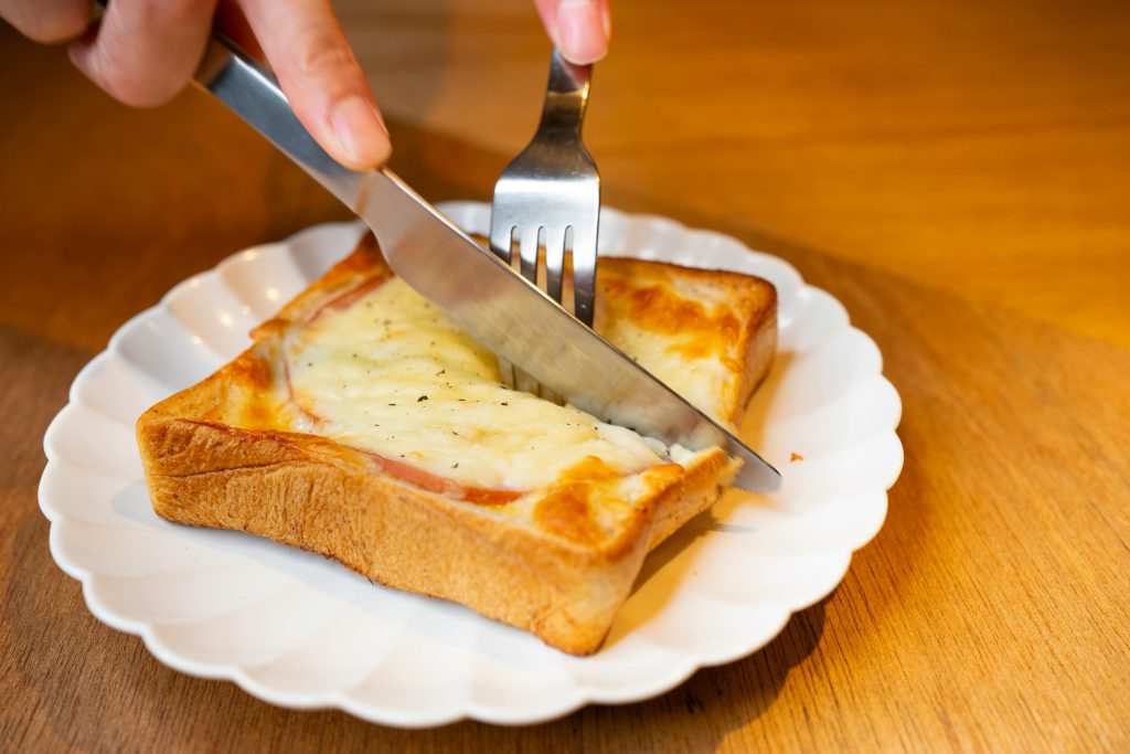 Stek bacon i vaffel- eller toastjern. 
