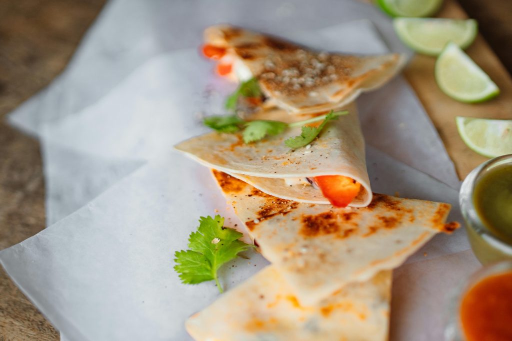 Enkle quesadillaer som barna kan lage selv.